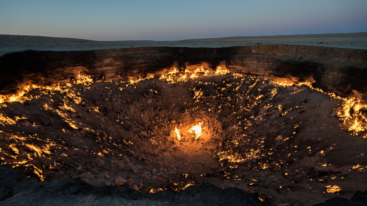 Video: Brána do pekla hoří desítky let. Uhaste ji, nařídil prezident